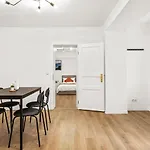 2 Zimmer Apartments, 4 Betten, Vollmoebliert,Zentrale Lage Am S-Bahnhof
