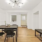 2 Zimmer Apartments, 4 Betten, Vollmoebliert,Zentrale Lage Am S-Bahnhof