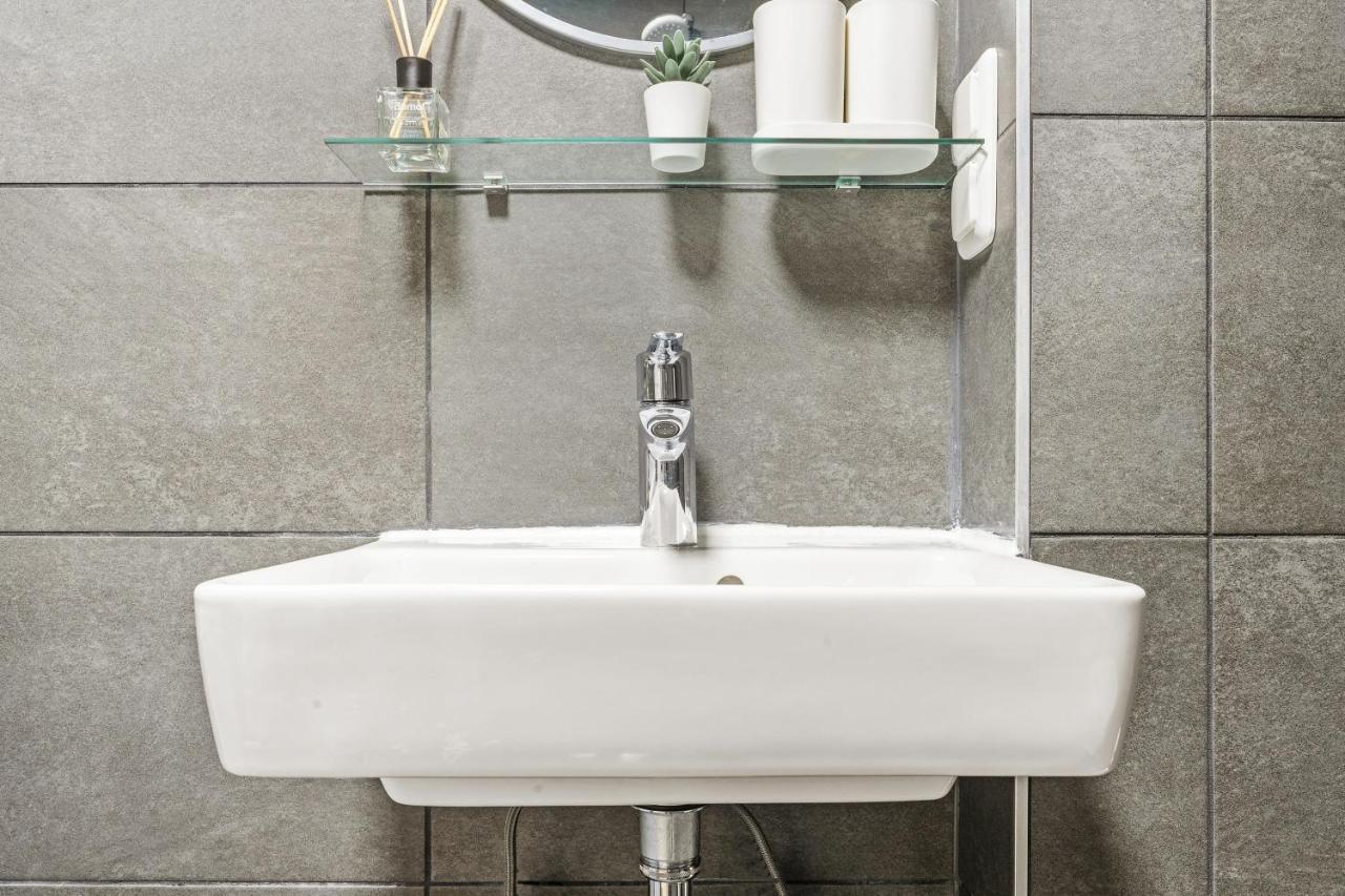 2 Apartments, 4 Betten, Vollmoebliert,zentrale Lage Am S-bahnhof * Berlino