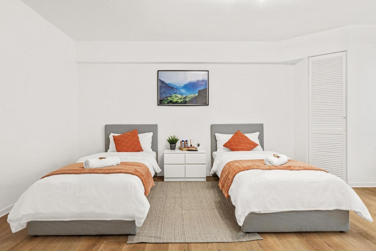 2 Apartments, 4 Betten, Vollmoebliert,zentrale Lage Am S-bahnhof Berlino