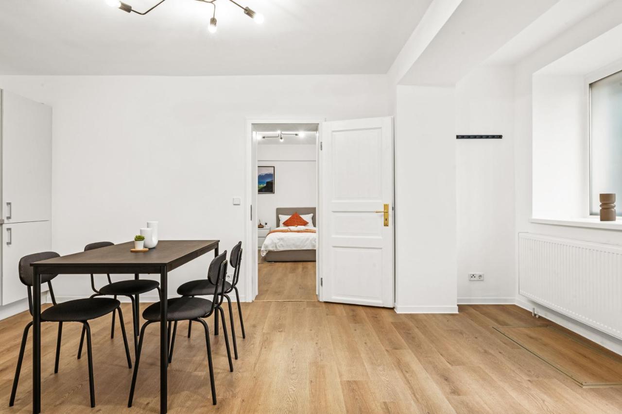 2 Apartments, 4 Betten, Vollmoebliert,zentrale Lage Am S-bahnhof Appartamento