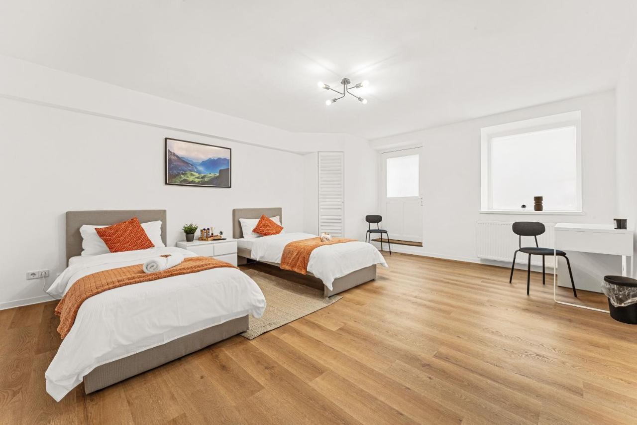2 Apartments, 4 Betten, Vollmoebliert,zentrale Lage Am S-bahnhof *
