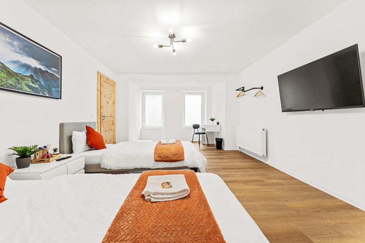 2 Apartments, 4 Betten, Vollmoebliert,zentrale Lage Am S-bahnhof Appartamento
