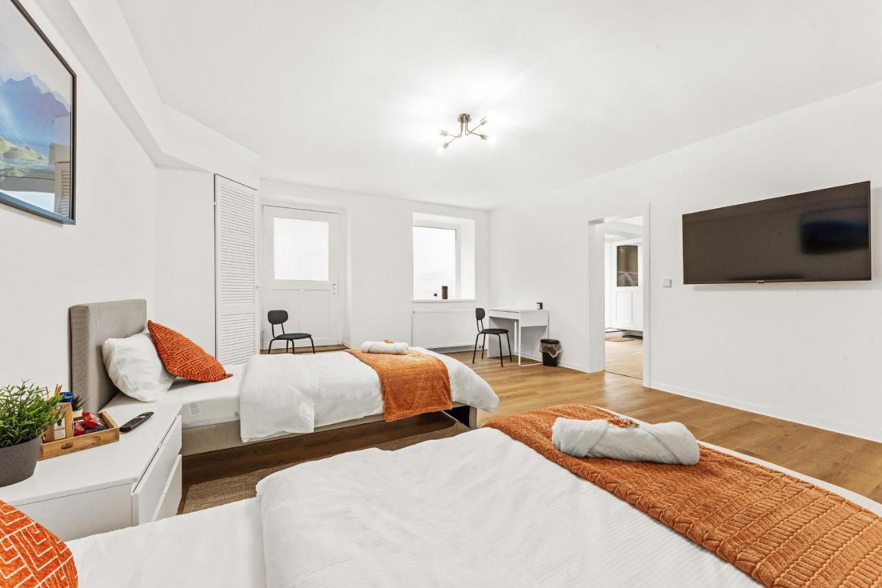 2 Apartments, 4 Betten, Vollmoebliert,zentrale Lage Am S-bahnhof *
