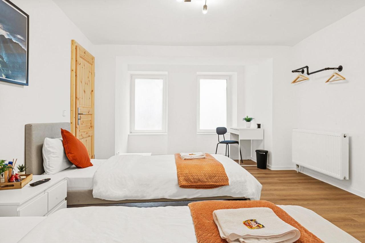 2 Apartments, 4 Betten, Vollmoebliert,zentrale Lage Am S-bahnhof