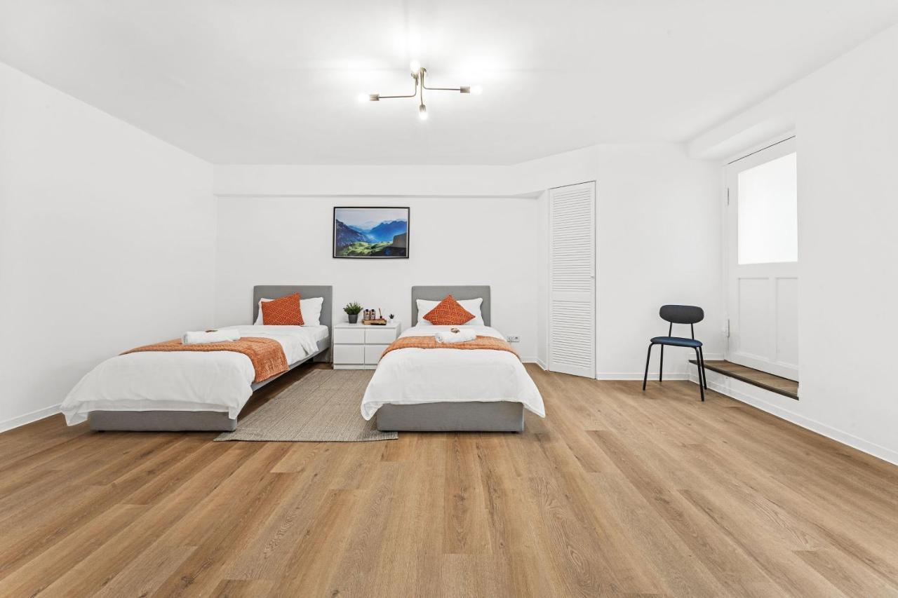2 Apartments, 4 Betten, Vollmoebliert,zentrale Lage Am S-bahnhof Appartamento Berlino