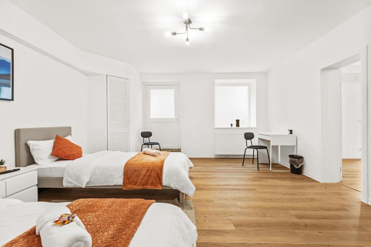 2 Apartments, 4 Betten, Vollmoebliert,zentrale Lage Am S-bahnhof