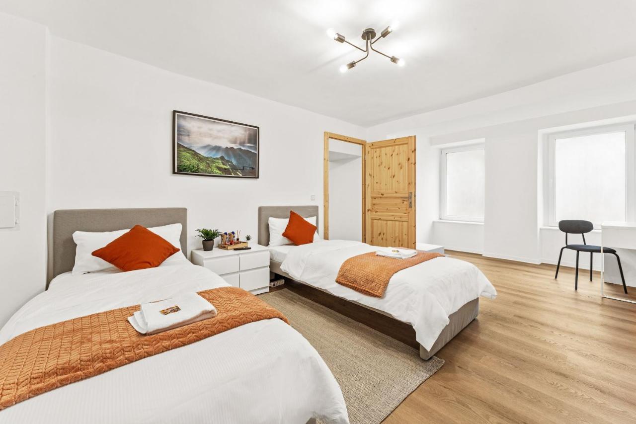 2 Apartments, 4 Betten, Vollmoebliert,zentrale Lage Am S-bahnhof Appartamento